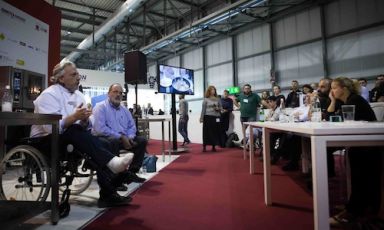 Davide Scabin, cuoco del Combal.Zero di Rivoli (Torino), strega la platea a Host, fiera di Rho allo stand B32 di Identità Golose (foto di Stefania Ciocca)