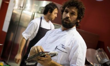 Matias Perdomo e Simon Press, chef uruguaiano e sous chef argentino de Al Pont de Ferr, insegna ipercreativa dei Navigli milanesi. Ieri, terzo giorno di Host, hanno presentato un'interessante mousse e un secondo piatto di sapori autunnali (foto Stefania Ciocca)