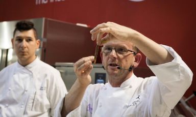 Daniel Facen e, alle sue spalle, Mario Bema, chef e sous chef del ristorante Anteprima di Chiuduno (Bergamo), tra i protagonisti del quarto giorno di "Cuochi duepuntozero" a Host, il Salone internazionale dell'ospitatalità professionale, che chiude domani, quinto e ultimo giorno (foto Stefania Ciocca)