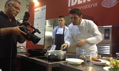 Fabio Pisani, co-chef di Aimo e Nadia a Milano, con il suo assistente Matteo Favini, 21 anni. A Rho ha impostato la sua lezione su una buonissima Anatra affumicata alla canna di zucchero, degno sipario di una 5 giorni tutta centrata su tecniche e tecnologie, senza dimenticare il gusto