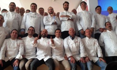 STELLARI. Foto di gruppo a Palazzo Giureconsulti, nel centro di Milano, per la presentazione della 59ma Michelin, Guida agli alberghi e ai ristoranti d'Italia. A pollici alzati, Niko Romito, 3 stelle Michelin. Oggi e domani la Rossa è in vendita a 22 euro solo nel temporary shop di piazza Mercanti 8. Dal 7 novembre, in ogni libreria