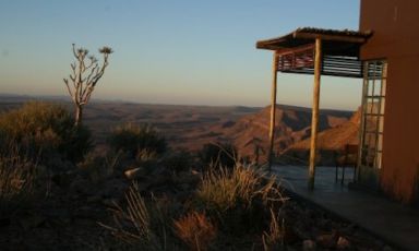 Lo spettacolare Fish River Lodge sull'Atlantico africano, +264.063.683005, il posto ideale per una delicata zuppa di piselli. Con una superficie di quasi 3 volte l'Italia, e poco più di 2 milioni di abitanti, la Namibia è il secondo paese meno densamente popolato al mondo (il primo è la Mongolia)