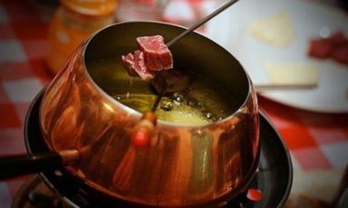 Piatto conviviale di origini elvetiche, la Fondue Bourguignonne è molto popolare anche in Italia. Il macellaio Aldo Zivieri suggerisce 3 versioni: classica con carne di bovino, contadina con la carne di suino, estrema con controfiletto di cervo. Domani parliamo delle salse in abbinamento