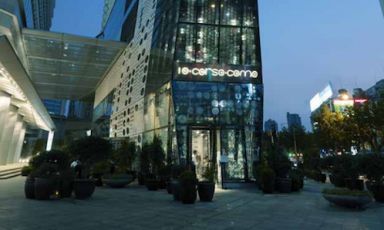 The entrance to 10 Corso Como in Shanghai, in China. Carla Sozzani’s store opened downtown a few weeks ago. Here you can find many excellent products and, on the top floor, the food of Corrado Michelazzo, an old acquaintance of Identità just like Zenato, a winery that accompanied his debut during a pleasant evening 
