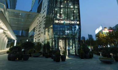 The entrance to 10 Corso Como in Shanghai, in China. Carla Sozzani’s store opened downtown a few weeks ago. Here you can find many excellent products and, on the top floor, the food of Corrado Michelazzo, an old acquaintance of Identità just like Zenato, a winery that accompanied his debut during a pleasant evening 
