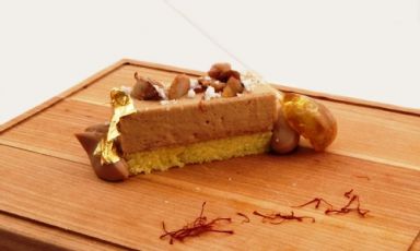 Biscotto all’olio extravergine d’oliva, caldarroste, zafferano e Birra Moretti La Rossa, il dolce portato alla finale del Premio Birra Moretti Grand Cru da Massimo Larosa, chef genovese ora al servizio del Relais al Cambio di Mombaruzzo (Asti)