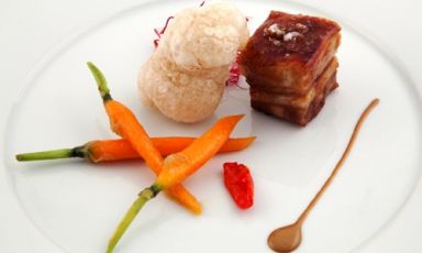 La Puntina di maiale cotta a bassa temperatura in grasso d’oca laccata al caramello di Birra Moretti La Rossa aromatizzata alla liquirizia, con carote baby stufate allo scalogno di Francesco Ferrari, chef del ristorante Le Scuderie del Relais Falisco di Civita Castellana (Viterbo). Il piatto salato era la prima parte del mini-menu del Premio Birra Moretti Grand Cru