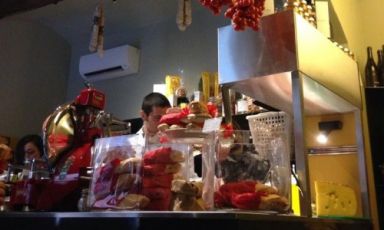 Generi alimentari da Panino, 25 square metres of goodness built by Giuseppe Palmieri, ma&icirc;tre and sommelier at Osteria Francescana, in rua Freda in Modena. It is open 7 days a week, tel. +39.059.8754382