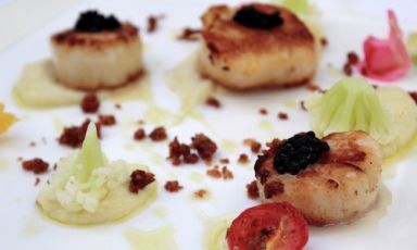 Scallops and caviar by 24-year-old chef Natalino Ambra, from Prato, solidly at the helm of restaurant Va Bene in Shanghai, in the Xintiandi neighbourhood, tel. +86.21.63112211. Among the most pleasant surprises in town