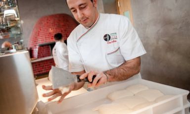 For a few weeks now, Ciro Salvo, born in 1977, has been kneading in his 50 Kal&ograve; pizzeria in Piazza Sannazzaro 201b in Naples, tel. +39.081.19204667