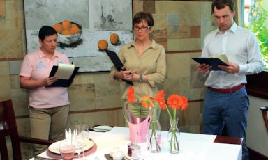 Al centro, Dominique Loiseau, vedova del grande cuoco di Borgogna Bernard Loiseau, morto sucida nel febbraio 2003. A lui è dedicato Festival culinaire Bernard Loiseau, che ha luogo nel resort Constance Belle Mare Plage a Mauritius, Oceano Indiano, da domani fino al 5 aprile. In giuria per Identità Golose, c'è Paolo Marchi