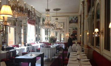 La Sala Risorgimento del ristorante Del Cambio in piazza Carignano a Torino, telefono +39.011.546690. La nuova insegna di Matteo Baronetto, al fianco di Carlo Cracco per 18 anni, aprirà al pubblico lunedì 14 aprile, dopo 12 mesi di grandi restauri e lavori che puntano a fare dello storico salotto il punto di riferimento gastronomico del capoluogo sabaudo