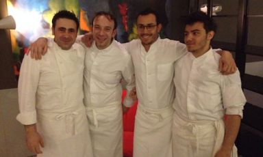 I protagonisti della cena a 8 mani tenutasi da Daniel in via Castelfidardo 7 a Milano, telefono +39.02.63793837. Da sinistra a destra, il padrone di casa Daniel Canzian, Marco Viganò del ristorante Aux Anges di Roanne in Francia e Cesar e Léo Troisgros della Maison Troisgros sempre a Roanne, 3 stelle Michelin ininterrotte da 46 anni