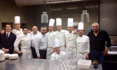 I protagonisti dell'ultima cena del ciclo di Identità Golose in posa a fine cena lunedì scorso da Daniel in via Castelfidardo 7 a Milano, telefono +39.02.63793837. Con il cuoco Daniel Canzian, terzo da sinistra, troviamo in abiti "civili" i ragazzi di Audio Di Vino di Imola, autori della colonna sonora della serata. Il prossimo appuntamento con le cene di Identità è fissato per lunedì 9 giugno con Antonella Ricci di Al Fornello da Ricci di Ceglie Messapica (Brindisi) in trasferta da Alice a Eataly Smeraldo