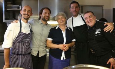 Foto di gruppo con Renè Redzepi e i cuochi che domenica scorsa hanno cucinato in suo onore all'Enoteca del Roero di Canale (Cuneo), in occasione del premio "Orti e frutteti. Un paesaggio di casa". Da sinistra, Enrico Crippa del Piazza Duomo di Alba, Redzepi, Gemma Boeri dell’Osteria da Gemma di Roddino, il padrone di casa Davide Palluda e Massimo Camia (photo by Carpediem)