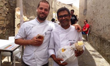 Il brasiliano di origini italiane Mauricio Zillo, chef del Rebelot del Pont di Milano e Roberto Petza del S'Apposentu di Siddi, città dell'entroterra sardo che ha ospitato domenica scorsa la seconda edizione di "Coxinas, grano duro, territorio e altro", un inno ai protagonisti e alle grandi materie prime della regione della Marmilla, della Sardegna e d'Italia