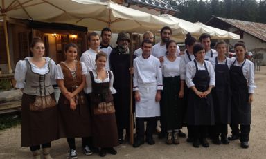 Le brigate congiunte dell'agriturismo El Brite de Larieto di Cortina d'Ampezzo e Osteria Francescana di Modena, co-autori di una delle due cene della prima edizione di Identità Cortina, partita ieri sera. Oggi, i team di Riccardo Gaspari, Ludovia Rubbini e Massimo Bottura tornano con un grande picnic ampezzano