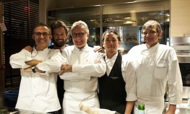 Da sinistra, Massimo Bottura, Carlo Cracco, Alain Ducasse, Yoji Tokuyoshi (sous chef di Bottura), Sylvain Portay (executive dell'Adour al St. Regis di New York). Bottura e Ducasse hanno tenuto lezione ieri a Identità New York, quasi 20 anni dopo l'ultima esperienza di lavoro assieme al Louis XV di Montecarlo (foto Francesca Brambilla e Serena Serrani)