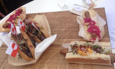 Quattro degli esemplari in concorso domenica scorsa alla settima edizione del Danish Hot Dog Championship, all'interno del Food Festival di Aarhus, la seconda città più importante di Danimarca. Il contest ha messo a confronto i prodotti di 8 venditori tradizionali e le versioni creative di 16 chef importanti, tra cui Paul Cunningham e Henrik Yde, già relatori a Identità Milano. Una case history da studiare