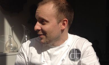 David Toutain, cuoco francese, da dicembre 2013 chef del ristorante omonimo al 29 di rue Surcouf, Parigi, +33.(0)1.45501110. Per l'ottava edizione della Guida ai ristoranti di Italia, Europa e Mondo di Identità Golose, in uscita a novembre, è lui il Miglior cuoco straniero. Succede nel riconoscimento a Pascal Barbot (2008), Renè Redzepi (2009), Josean Alija (2010), Inaki Aizpitarte (2011), Giovanni Passerini (2011), Daniel Humm (2012) e Kobe Desramaults (2013)