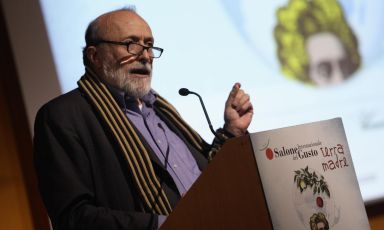 Carlo Petrini, 65enne fondatore di Slow Food, presenta la decima edizione del Salone del Gusto, evento che da domani fino a lunedì 27 ottobre trascinerà migliaia di appassionati del cibo al Lingotto di Torino (foto www.educazionesostenibile.it)