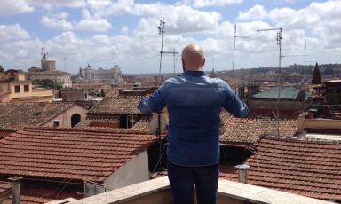 In una foto pubblicata sul suo profilo facebook, Niko Romito scruta il cielo e i tetti di Roma, presagio del nuovo ristorante-laboratorio Spazio che aprirà il 18 novembre all'interno di Eataly Roma Ostiense, progetto che presenterà proprio oggi al Salone del Gusto, accanto a Oscar Farinetti. A Torino, lo chef abruzzese terrà anche un'importante lezione sulla carne domani alle 12. E a seguire il suo vino pecorino Terre Aquilane 2013 Feudo Antico per Casadonna