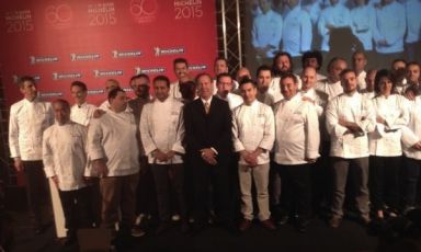 Foto di gruppo per i cuochi con neo-stella Michelin, questa mattina al Principe di Savoia di Milano. Sul palco con Michael Ellis, responsabile di tutte le guide Michelin del mondo, in foto al centro, 2 cuochi saliti a 2 stelle Michelin (Francesco Sposito della Taverna Estia e Giuseppe Mancino del Piccolo Principe di Viareggio) e altri 29 detentori di una nuova stella