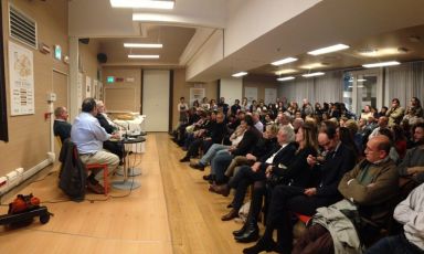 Sala gremita di cuochi, colleghi e curiosi ieri sera da Eataly Smeraldo per la presentazione del libro di Paolo Marchi, XXL, I piatti che hanno allargato la mia vita (Mondadori, 16,90 euro). Con l'autore, sul palco, il collega di mille scorribande Roberto Perrone e il patron di Eataly Oscar Farinetti