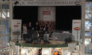 Paolo Marchi sul palco (con David Toutain, miglior chef straniero) durante la presentazione della guida Identità Golose 2015, all'Eataly Smeraldo di Milano
