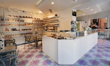 Ha riaperto da poco a Bologna Regina di Quadri, pasticceria di Francesco Elmi, professionista con una lunga gavetta all'estero. In via Castiglione 73a a Bologna, telefono +39.051.6446201, vince la pasticceria a tutto tondo, dai classici bignè a tutte le declinazioni del cioccolato, il cannolo siciliano, la foresta nera... (foto Jacopo Caggiano)