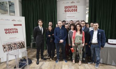 Foto di gruppo dei premiati: 13 categorie, altrettanti riconoscimenti al fior fiore della giovane cucina italiana, e non solo (foto Brambilla-Serrani)