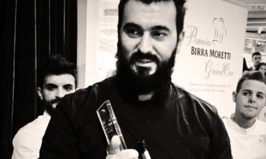 Davide Del Duca, chef dell'Osteria Fernanda di Roma, stringe tra le mani il quarto Premio Birra Moretti Grand Cru, contest di birra in cucina riservato a chef e sous chef sotto ai 35 anni di età. Originario di Frosinone, Del Duca ha 32 anni ma vanta già diverse esperienze di valore, anche al fianco di Angelo Troiani, Adriano Baldassarre e Cristina Bowerman (foto Paolo Marchi)
