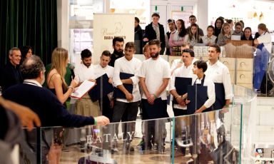 Il palco di Eataly Smeraldo a Milano, lunedì 17 novembre scorso. C'è attesa per il vincitore della quarta edizione del Premio Birra Moretti Grand Cru, che poi sarà Davide Del Duca dell'Osteria Fernanda di Roma (nella foto, è l'unico vestito di scuro, nelle retrovie). In 4 anni, il contest ha puntato i fari su diversi cuochi di sicuro avvenire, alcuni già affermati