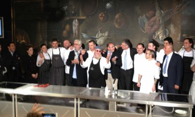 Foto di gruppo finale per la serata "Con Rallo tra le Stelle" per il rilancio del Marsala. Si riconoscono tra gli altri i sei chef protagonisti, ossia Tony Lo Coco, Pietro D'Agostino, Claudio Ruta, Vincenzo Candiano, Angelo Treno e David Tamburini. Con loro anche Enrico Briguglio delle Soste di Ulisse, Pinuccio La Rosa patron della Locanda Don Serafino, Andrea Vesco ad di Rallo... (foto Passera)