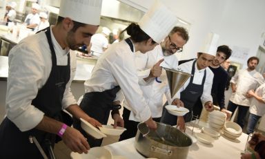 Massimo Bottura prepara il Compromesso storico, cioè Tortellini alla panna, un sacrilegio che però piacerebbe anche agli ultra-ortodossi del tortellino in brodo in Emilia. La foto (di Brambilla-Serrani) è stata scattata ieri mattina al Roma Food&Wine Festival, nella mattinata che ha visto all'opera anche Daniele Usai del Tino di Ostia ed Enrico Panero del Da Vinci a Firenze