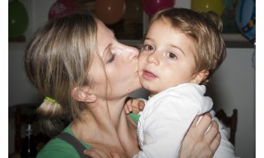 Loretta Fanella con il figlio Giulio, 3 anni e pochi giorni. La cuoca originaria di Fiuggi, già al lavoro con Cracco, a elBulli con Ferran Adrià e all'Enoteca Pinchiorri di Firenze, oggi vive a Livorno e si divide tra mille progetti e consulenze. Da qualche giorno firma la carta dei dessert del ristorante Borgo San Jacopo del Lungarno hotel di Firenze (chef Peter Brunel)