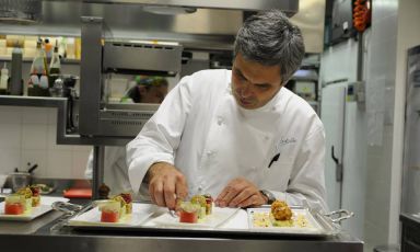 Pietro Leemann, classe 1961, dal 1990 chef di "alta cucina naturale" del ristorante Joia di Milano, una stella Michelin dal 1996. Il cuoco di Locarno aprirà l'undicesima edizione del congresso di Identità Milano, domenica 8 febbraio, ore 10. La lezione si concentrerà sui vantaggi dell'alimentazione vegetariana, con la preparazione di due piatti (foto tratta dal profilo facebook)