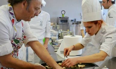 To the right, with Moreno Cedroni, Aurora Storari. Roman, 22, with a training at Alma, an internship at Mentone’s Mirazur, after the Cucina italiana Master she arrived at Hedone, London, 1 Michelin star. She was soon promoted as the starters’ chef de partie