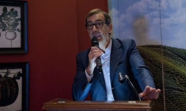 Giuseppe Sala, amministratore delegato della società Expo 2015, prende il microfono al ristorante Manzo di Eataly, nei giorni di Identità New York (foto Francesca Brambilla e Serena Serrani)