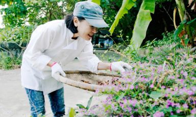 Margaret Xu outside Yin Yang, her restaurant in Hong Kong, a small white house on the beach, capable of giving new lymph to traditional Cantonese cuisine. Her passion for the vegetable garden was such that it generated a small organic farm, supplying the entire restaurant