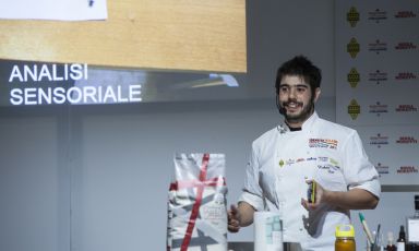 Roberto Flore in uno scatto tratto dalla lezione di Identità Estreme, nel febbraio scorso a Milano. Sardo, classe 1982, Flore è l'head chef del Nordic Food Lab di Copenhagen, in Danimarca, un progetto dedicato alla ricerca open-source della squisitezza degli alimenti (foto Brambilla/Serrani)