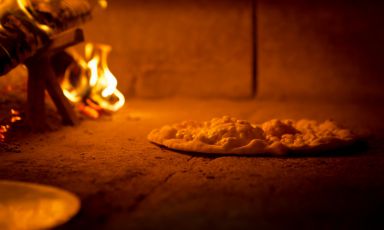 La "pizza con le bolle" cuoce nel forno della pizzeria Da Ezio, piazza Licini 2 ad Alano di Piave (Bl), tel. +39.0439.779125, pizzeriadaezio.it