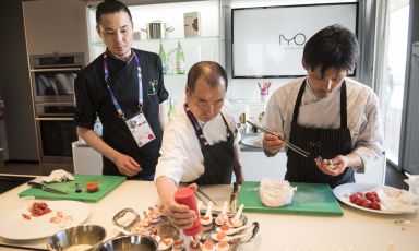 In the middle, master Haruo Ichikawa surrounded by his main collaborators, Masaki Okada e Hiroshi Noda. The chef from Iyo, starred restaurant in Via Piero della Francesca 74, in Milan (tel: +39.02.45476898), was the protagonist of the lesson, yesterday in the afternoon at Identità Expo. He will be back in the same kitchen for the fourhanded lunch on Sunday 7th June with Moreno Cedroni (five courses paired with wines for 90 euros. For reservations expo@magentabureau.it or +39 02 62012701)