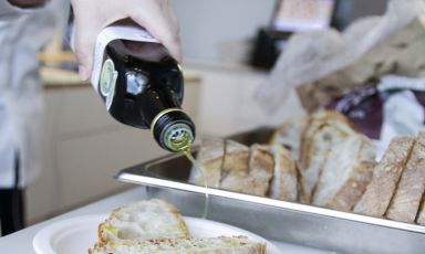 Come preparare un buon pane bianco? Intanto bisogna comprarlo da un fornaio capace, non certo farselo in casa. Allora non farà certo male, anzi. Lo afferma Roberta Pezzella, maga dei lievitati al Panificio Bonci (in via Trionfale 36 a Roma. Tel. +39.06.39734457) e ieri a Identità Naturali