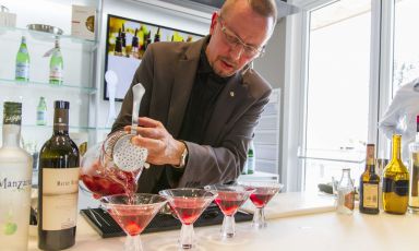 Fabiano Omodeo, bartender della terrazza di Identità Expo e responsabile della Vermoutheria del ristorante I Due Buoi di Alessandria. Con lo chef Andrea RIbaldone studia menu degustazione di cocktail, quasi tutti a base di vino, da abbinare alle pietanze. Un'idea molto interessante (foto Brambilla/Serrani)