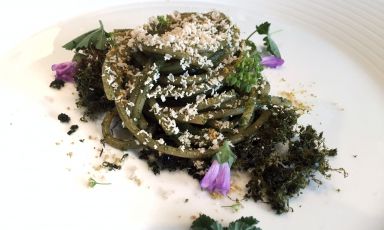 Spaghettoni pastificio Felicetti monograno Matt alle erbe spontanee, cazole, anice verde di Castignano e quinto quarto di erbe spontanee, il piatto presentato da Sabrina Tuzi qualche ora fa a Identità di Pasta, nell'ambito della programmazione pomeridiana di Identità Expo. La Tuzi lavora alla Degusteria del Gigante, a San Benedetto del Tronto, Ascoli Piceno (tel. +39.0735.588644)