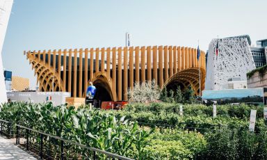 Il padiglione francese a Expo 2015. Presenta all'ultimo piano anche il Café des Chefs, con una brasserie informale e un ristorante gourmet, nelle cui cucine s'avvicendano cuochi premiati al Bocuse d'Or