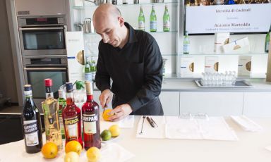 Antonio Marteddu, bartender astigiano di origini sarde, dal 2003 al timone del bar Cocktail and Dreams di Castagnole Lanze (Asti) e bartender di Identità Expo. Ieri ha ricapitolato in un'ora scarsa l'avvincente storia dell'aperitivo dalla Grecia Antica alla triade (Italianissima) Americano-Negroni-MiTo (foto Brambilla/Serrani)
