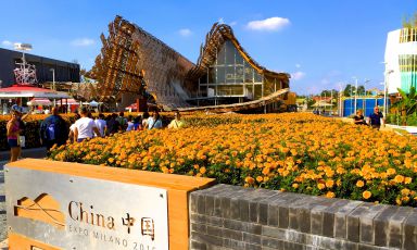 Il padiglione cinese a Expo 2015 è il più vasto, dopo quello tedesco. Vuole raccontare il grande Paese che trova il proprio equilibrio tra passato e futuro, tradizione e modernità