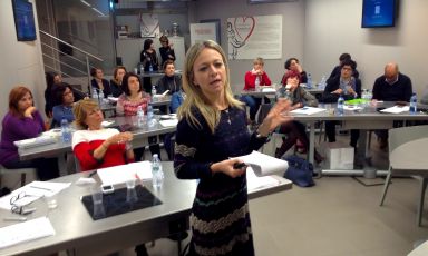Stefania Lattuca, siciliana, mentre illustra il suo progetto alla sessione finale del corso di Food event manager, il corso lanciato da Identità Golose in collaborazione con ConviviumLab-Arte del Convivio. La seconda edizione avrà inizio venerdì 6 novembre e si concluderà sabato 12 dicembre. Per tutte le informazioni su costi, docenti e tempi clicca qui